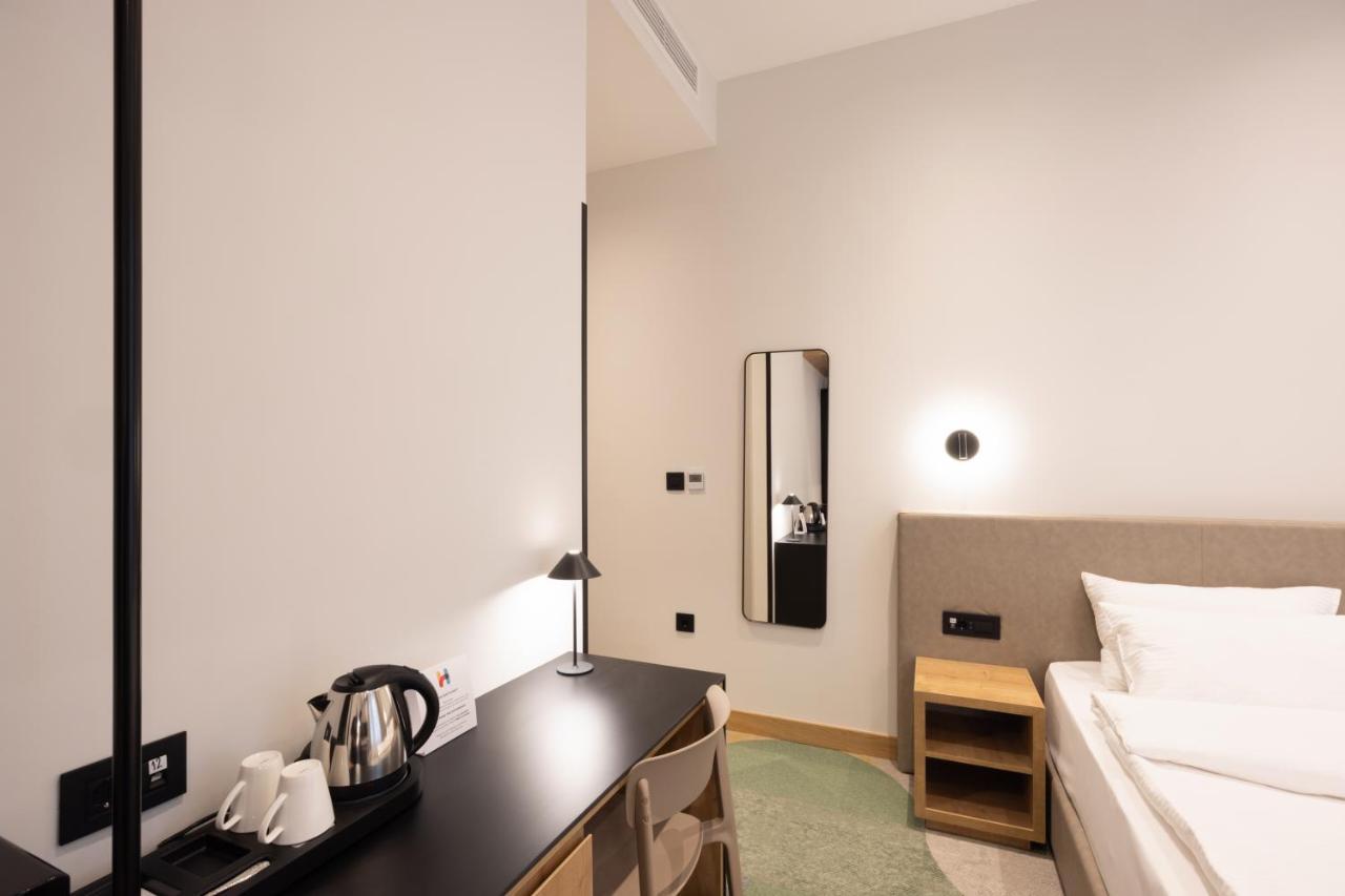 Hop Inn Rooms & Suites Belgrade Exterior photo